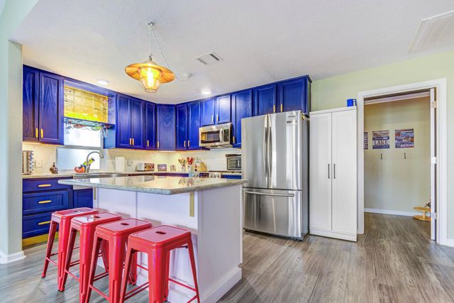 2108 Knollwood Street, Kemah, TX 77565