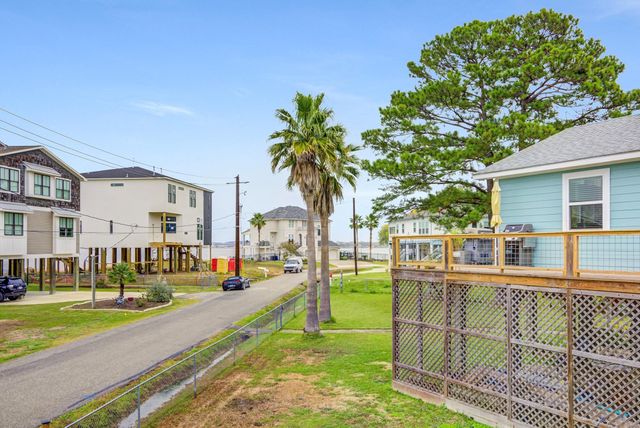 2108 Knollwood Street, Kemah, TX 77565