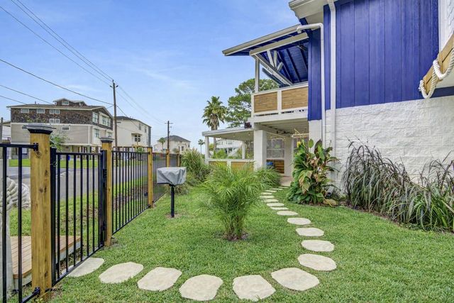 2108 Knollwood Street, Kemah, TX 77565