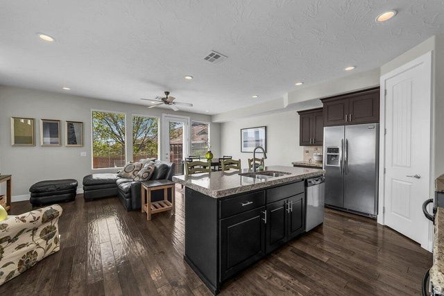 4222 E TORREY PINES DR, Washington, UT 84780