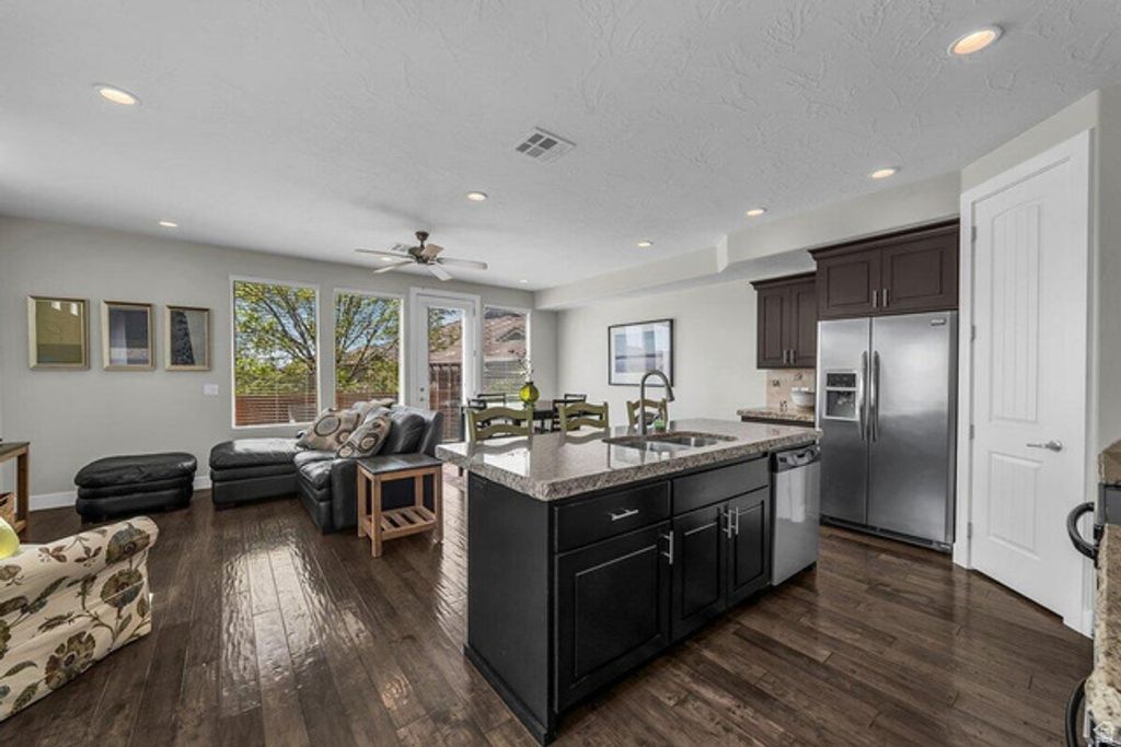 Image 2 of property listing at 4222 E TORREY PINES DR, Washington, UT 84780