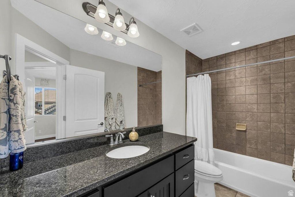 Image 18 of property listing at 4222 E TORREY PINES DR, Washington, UT 84780