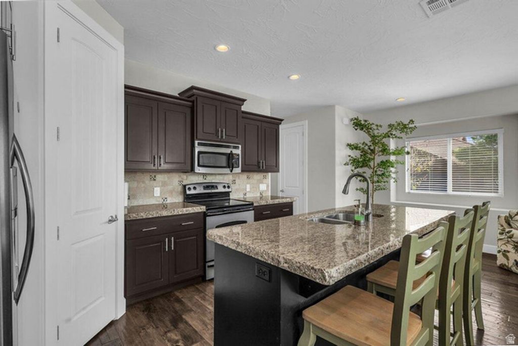 Image 3 of property listing at 4222 E TORREY PINES DR, Washington, UT 84780