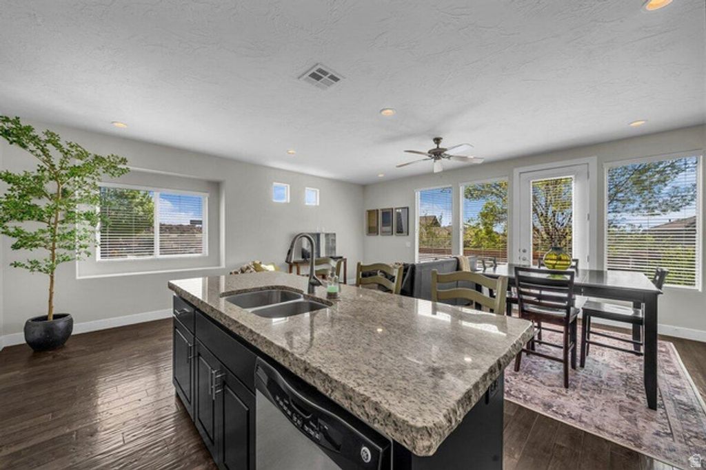 Image 4 of property listing at 4222 E TORREY PINES DR, Washington, UT 84780