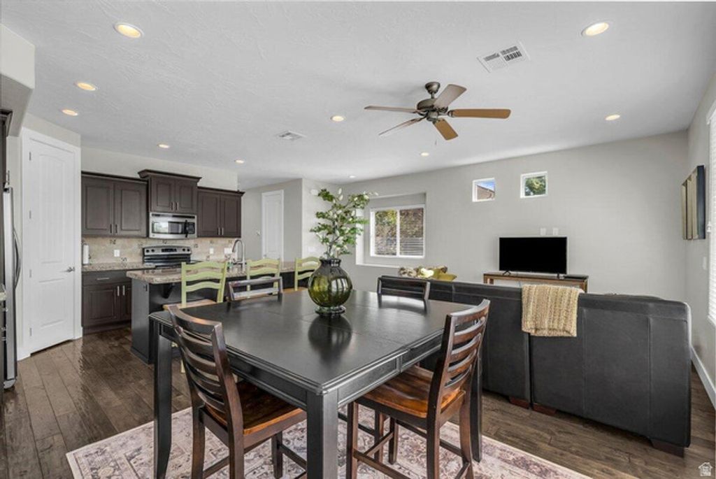 Image 5 of property listing at 4222 E TORREY PINES DR, Washington, UT 84780