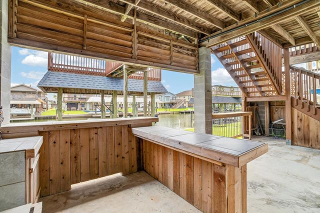 514 Pompano Street, Bayou Vista, TX 77563