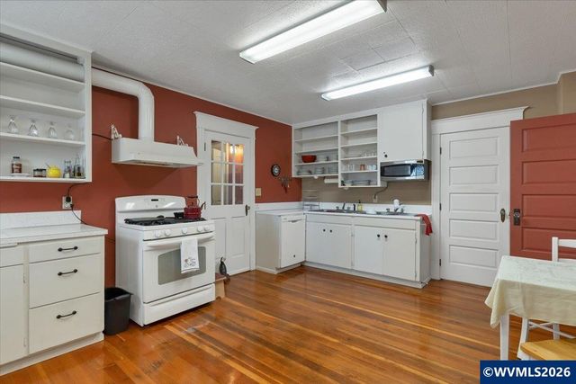 292 17th St SE, Salem, OR 97301