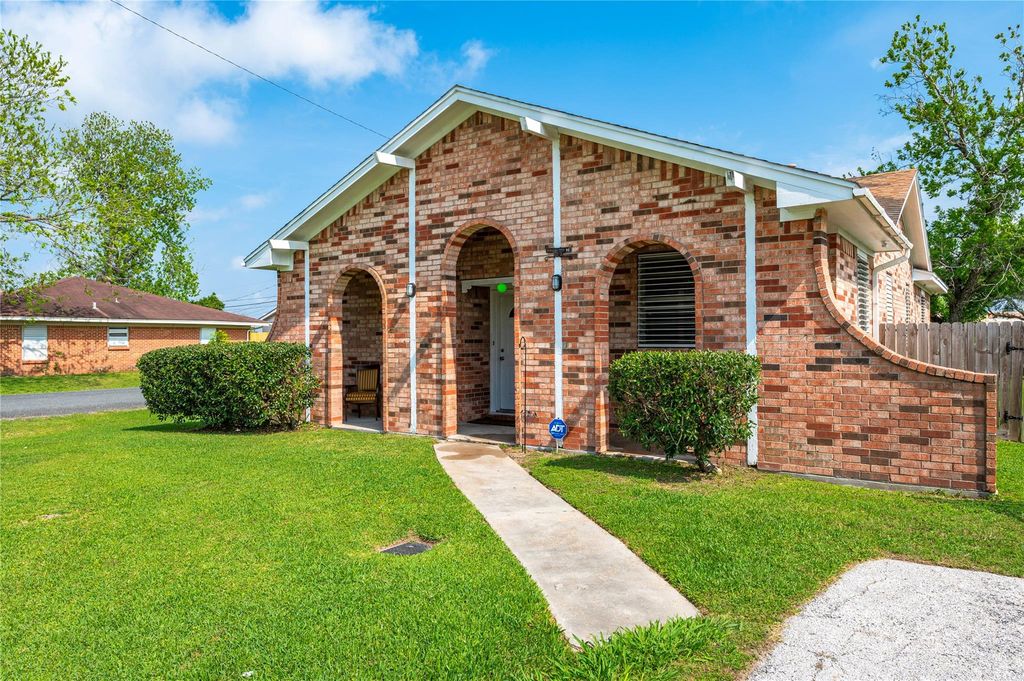 6918 Woodrow Street, Texas City, TX 77591