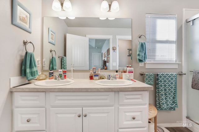 933 Applewood Dr, Buhl, ID 83316