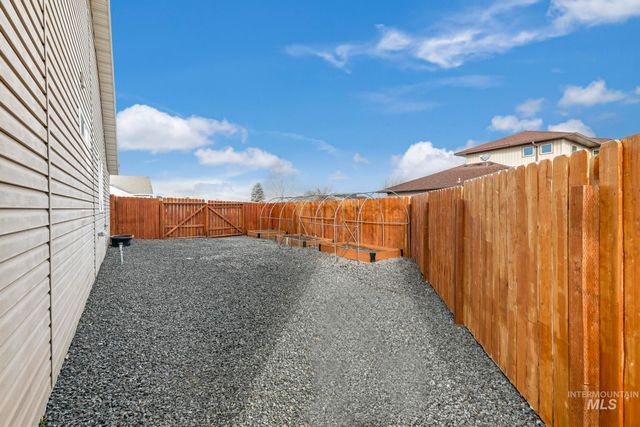 933 Applewood Dr, Buhl, ID 83316