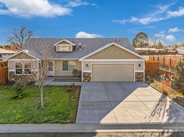 933 Applewood Dr, Buhl, ID 83316