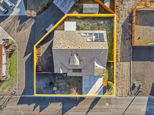 933 Applewood Dr, Buhl, ID 83316