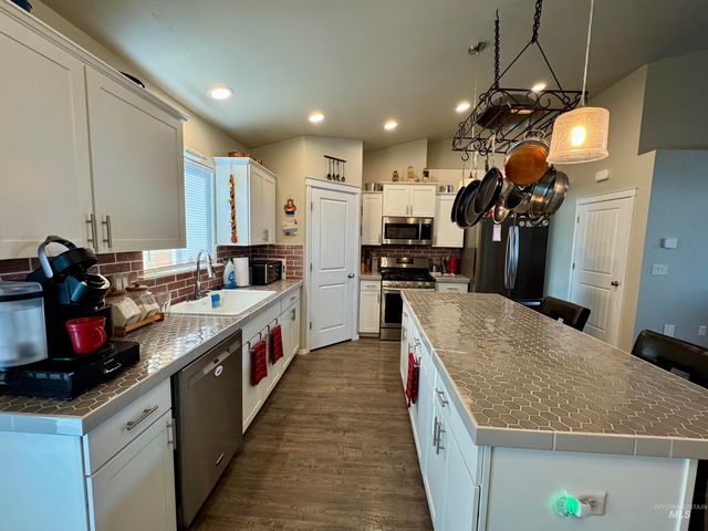 933 Applewood Dr, Buhl, ID 83316