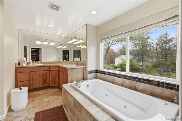 5105 Mohawk Avenue, Independence Charter Township, MI 48348
