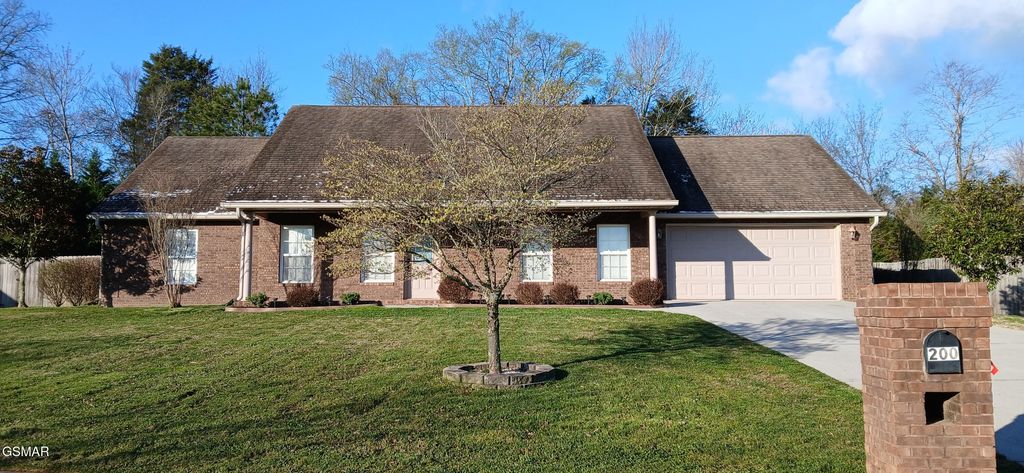 200 Flora Drive, Lenoir City, TN 37771