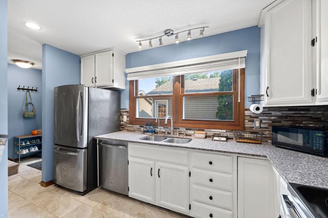 6684 Gretchen Lane N, Oakdale, MN 55128