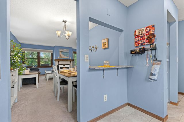 6684 Gretchen Lane N, Oakdale, MN 55128