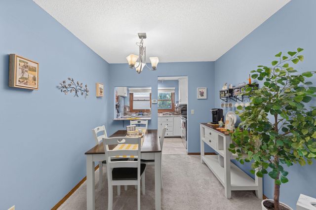 6684 Gretchen Lane N, Oakdale, MN 55128