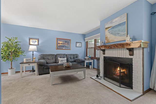 6684 Gretchen Lane N, Oakdale, MN 55128