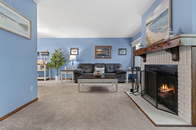 6684 Gretchen Lane N, Oakdale, MN 55128