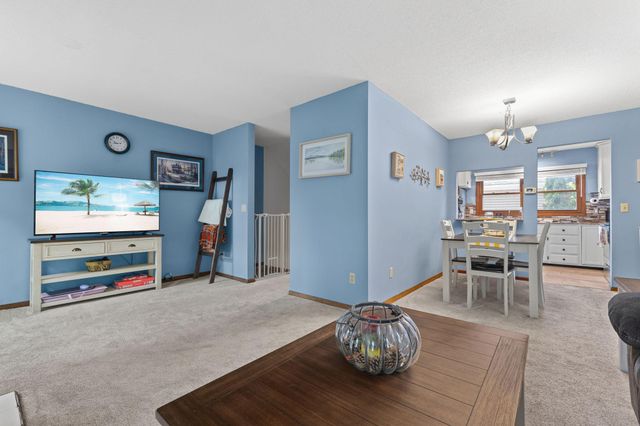 6684 Gretchen Lane N, Oakdale, MN 55128