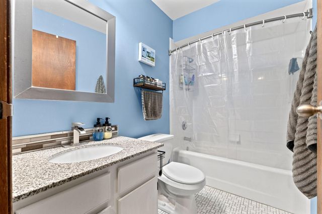 6684 Gretchen Lane N, Oakdale, MN 55128