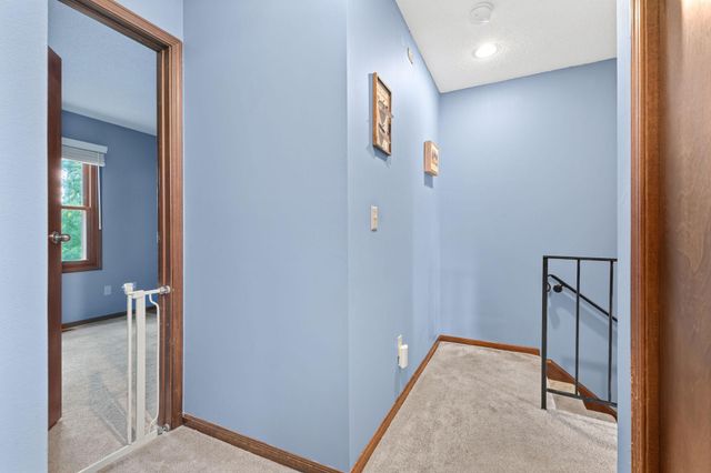 6684 Gretchen Lane N, Oakdale, MN 55128