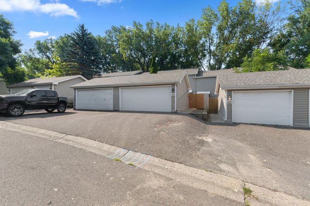 6684 Gretchen Lane N, Oakdale, MN 55128