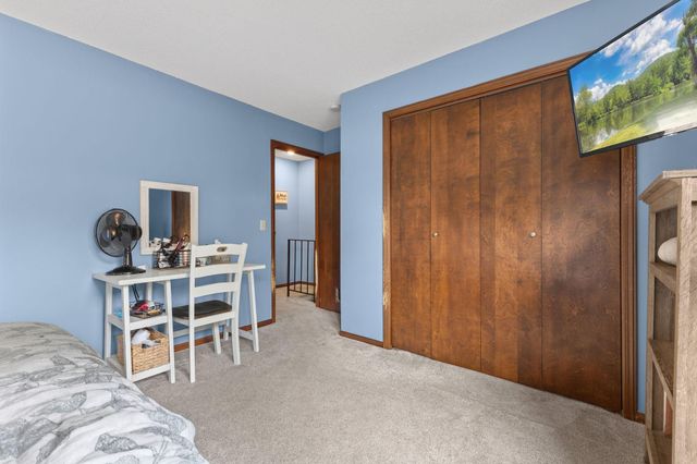 6684 Gretchen Lane N, Oakdale, MN 55128