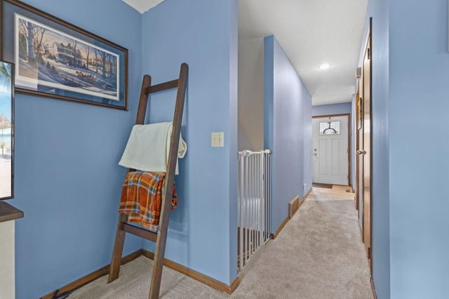 6684 Gretchen Lane N, Oakdale, MN 55128
