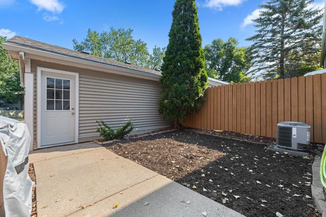 6684 Gretchen Lane N, Oakdale, MN 55128