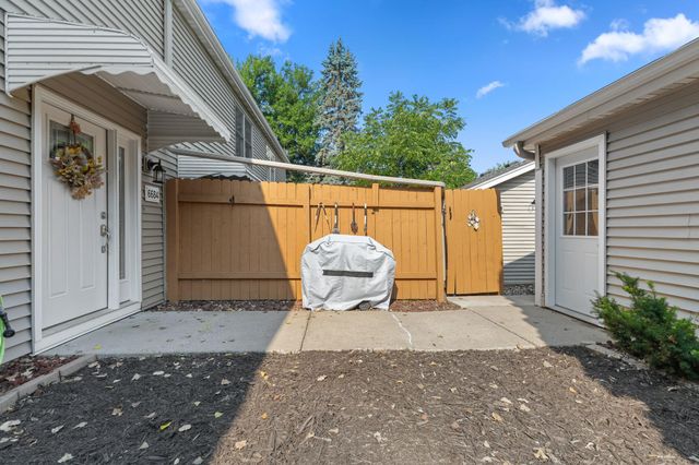 6684 Gretchen Lane N, Oakdale, MN 55128