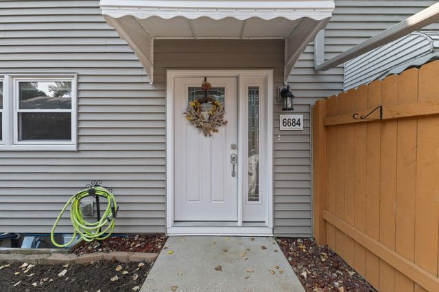6684 Gretchen Lane N, Oakdale, MN 55128