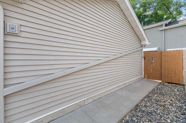 6684 Gretchen Lane N, Oakdale, MN 55128