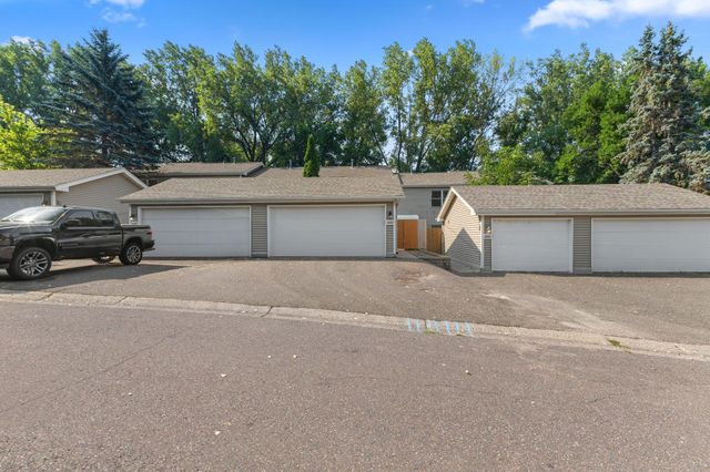 6684 Gretchen Lane N, Oakdale, MN 55128
