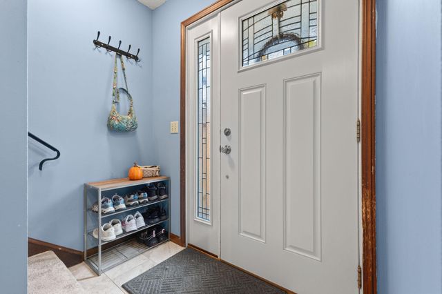 6684 Gretchen Lane N, Oakdale, MN 55128