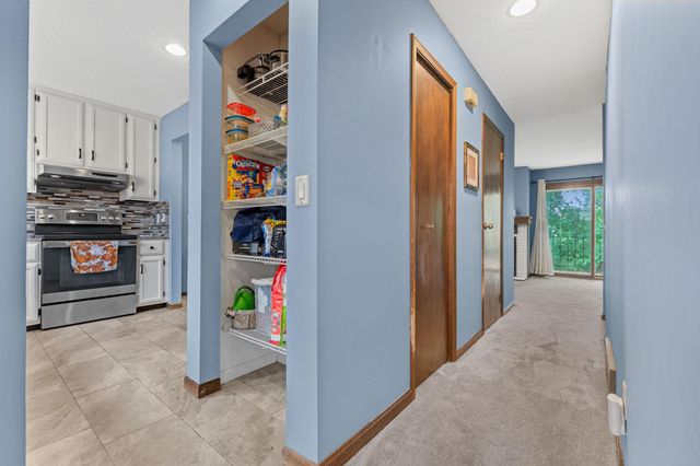 6684 Gretchen Lane N, Oakdale, MN 55128