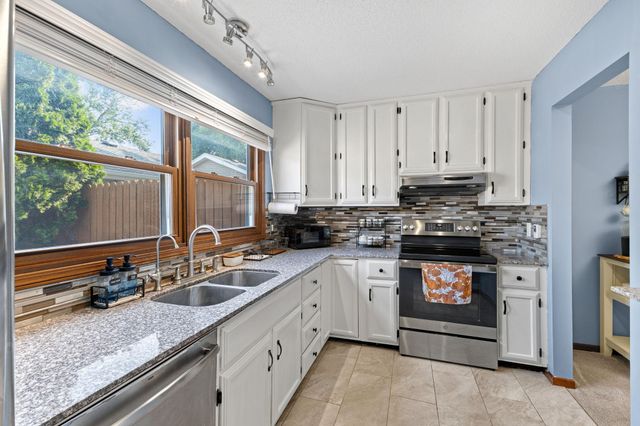 6684 Gretchen Lane N, Oakdale, MN 55128