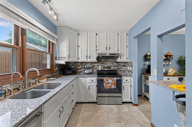 6684 Gretchen Lane N, Oakdale, MN 55128