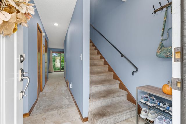 6684 Gretchen Lane N, Oakdale, MN 55128