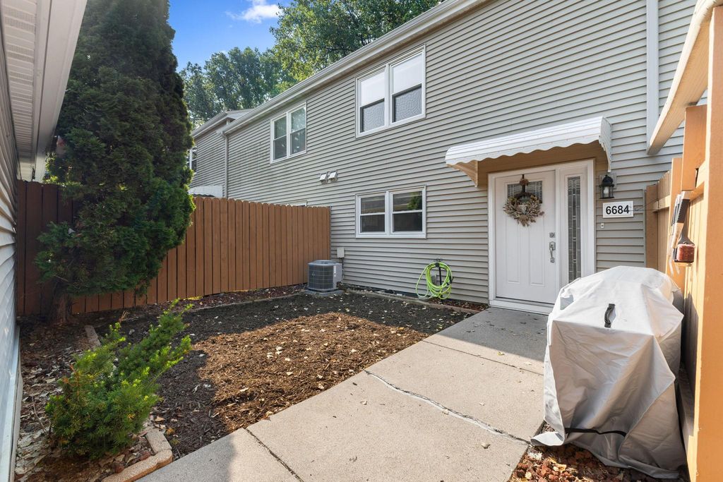 6684 Gretchen Lane N, Oakdale, MN 55128