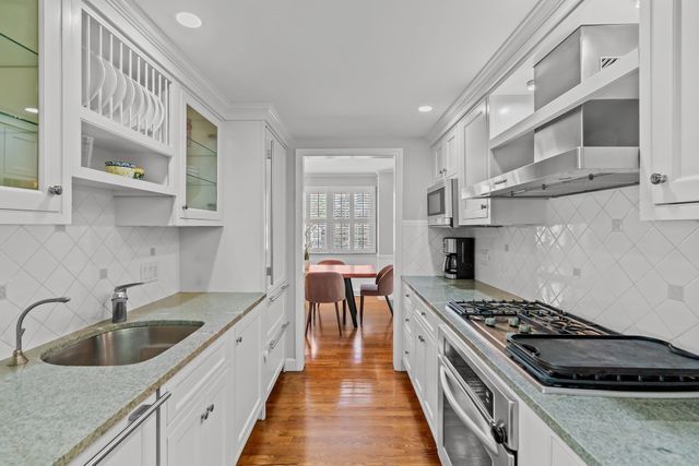 30 Pleasant Street 30, Wellesley, MA 02482