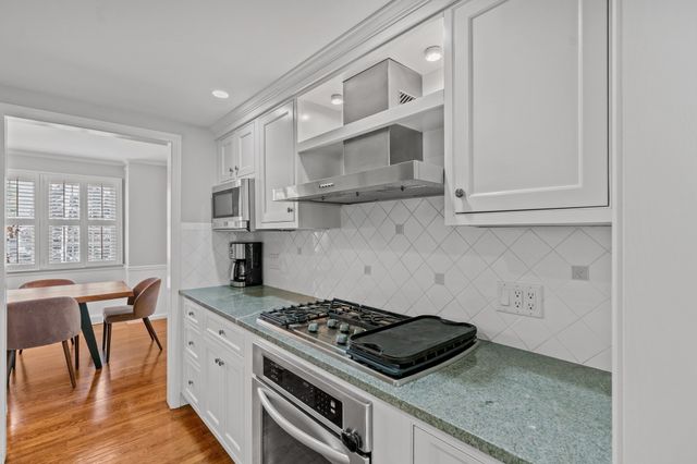 30 Pleasant Street 30, Wellesley, MA 02482