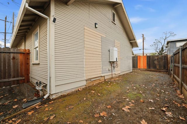 702 Dixieanne Ave, Sacramento, CA 95815