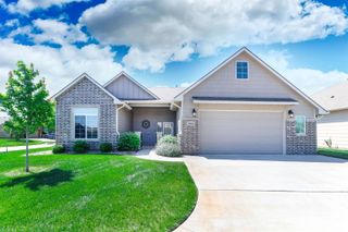 3601 N Lakeway Ct, Wichita, KS 67205