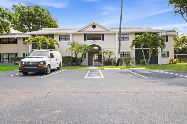 907 NE 199th St 106, Miami, FL 33179