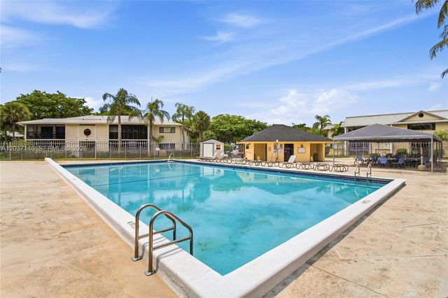 907 NE 199th St 106, Miami, FL 33179