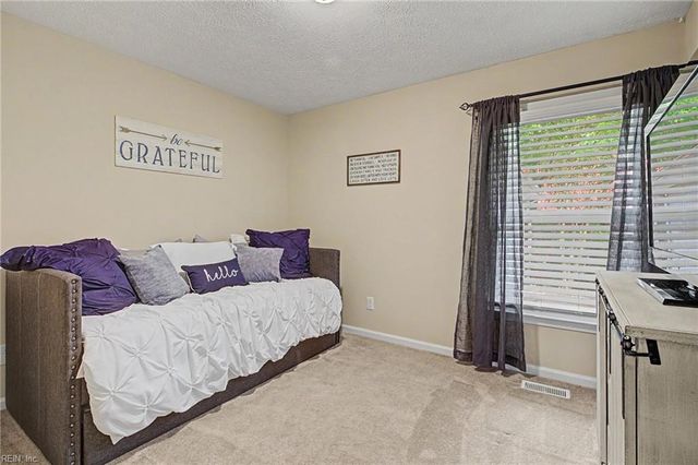 208 Captains LN, Newport News, VA 23602