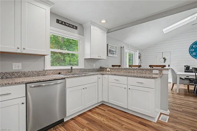 208 Captains LN, Newport News, VA 23602