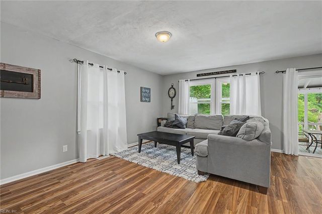 208 Captains LN, Newport News, VA 23602